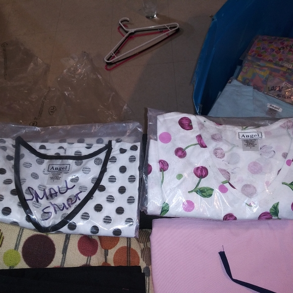 Medical scrubs - Picture 3 of 8